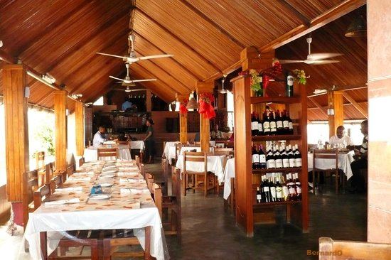 Salle de restaurant sous charpente en bois, à Cotonou