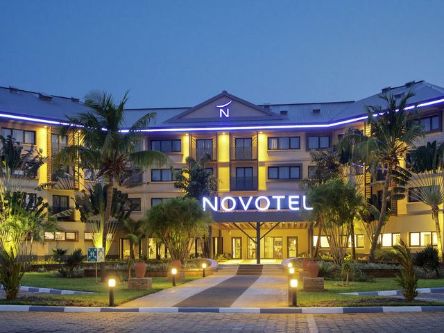 Piscine extérieure du Novotel Cotonou Orisha